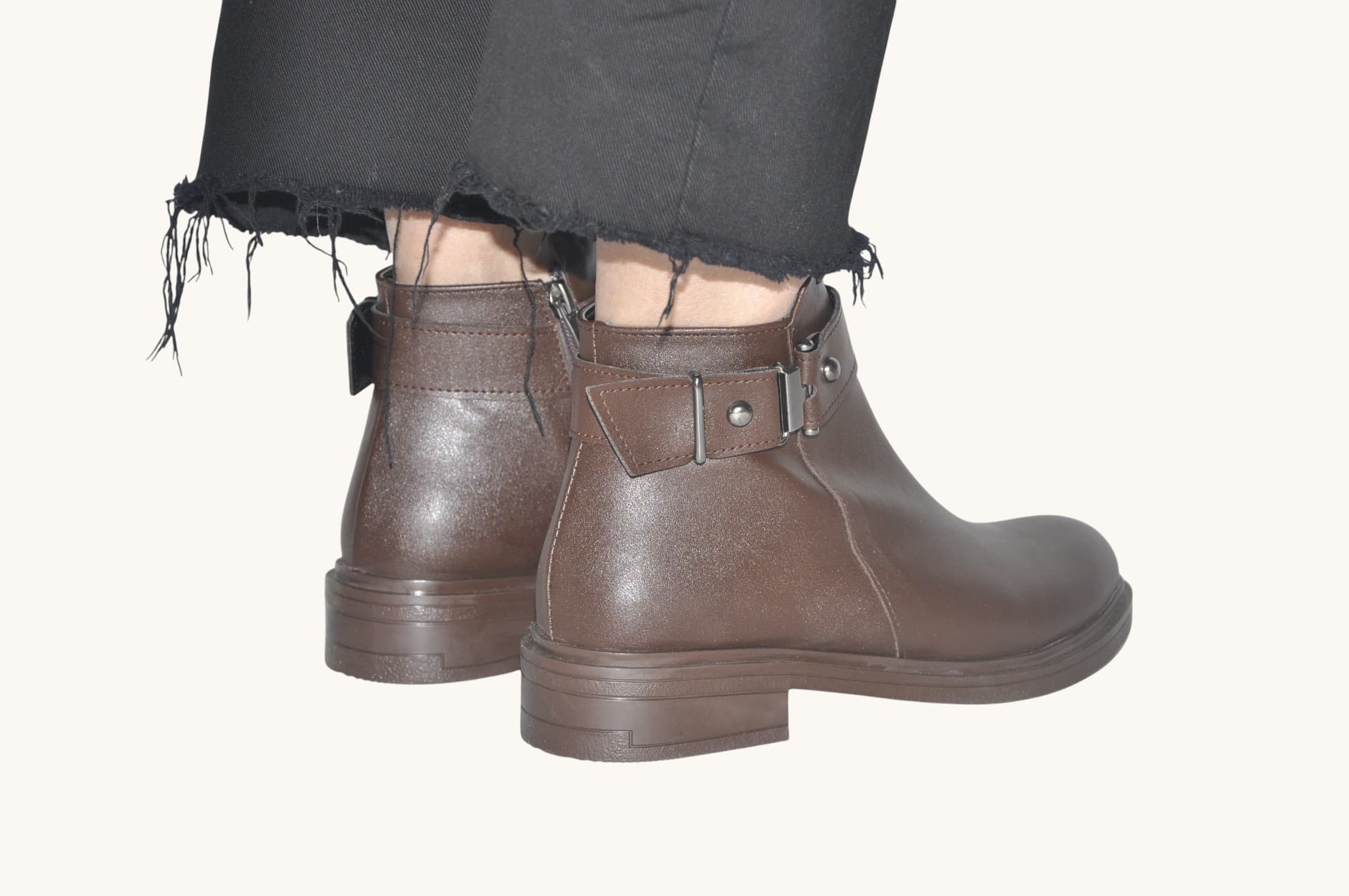 tokali-detayli-kahverengi-renk-duz-tabanli-bilek-bot-gunluk-rahat-ve-zamansiz-stil-0021