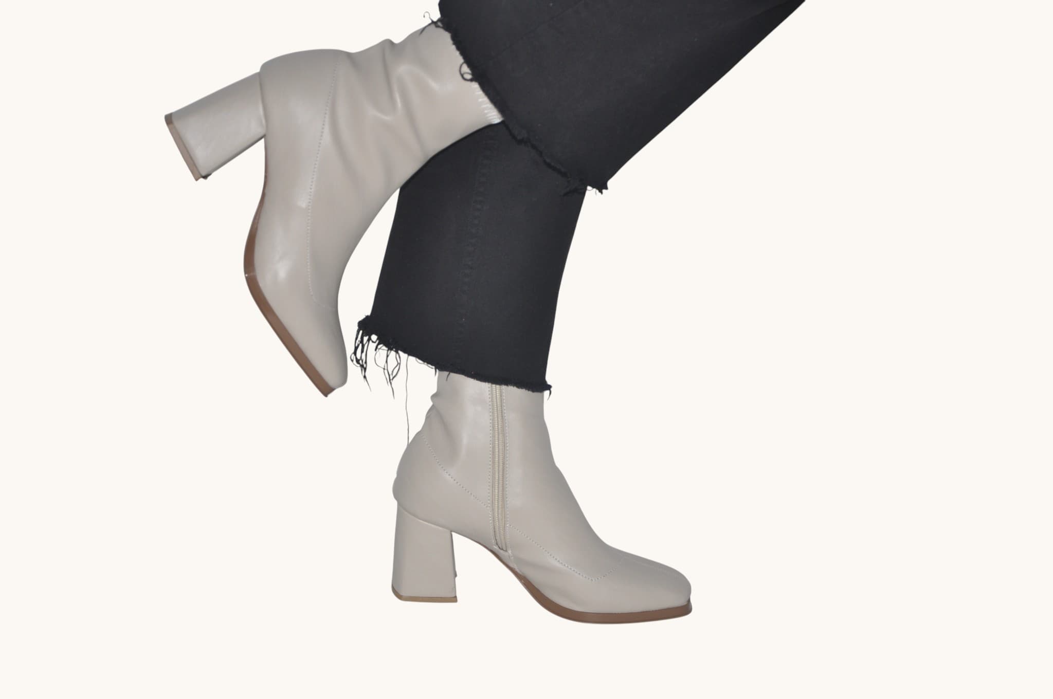 gunluk-siklik-ve-konforu-bir-arada-sunan-krem-renk-topuklu-bilek-bot-koleksiyonu-0010