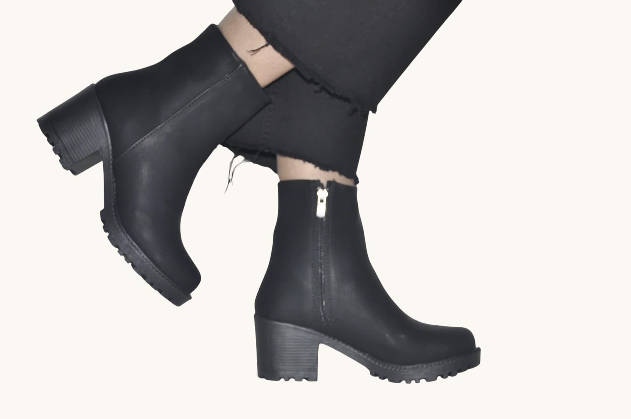 sik-ve-guclu-gunluk-kullanima-uygun-siyah-topuklu-bot-0029