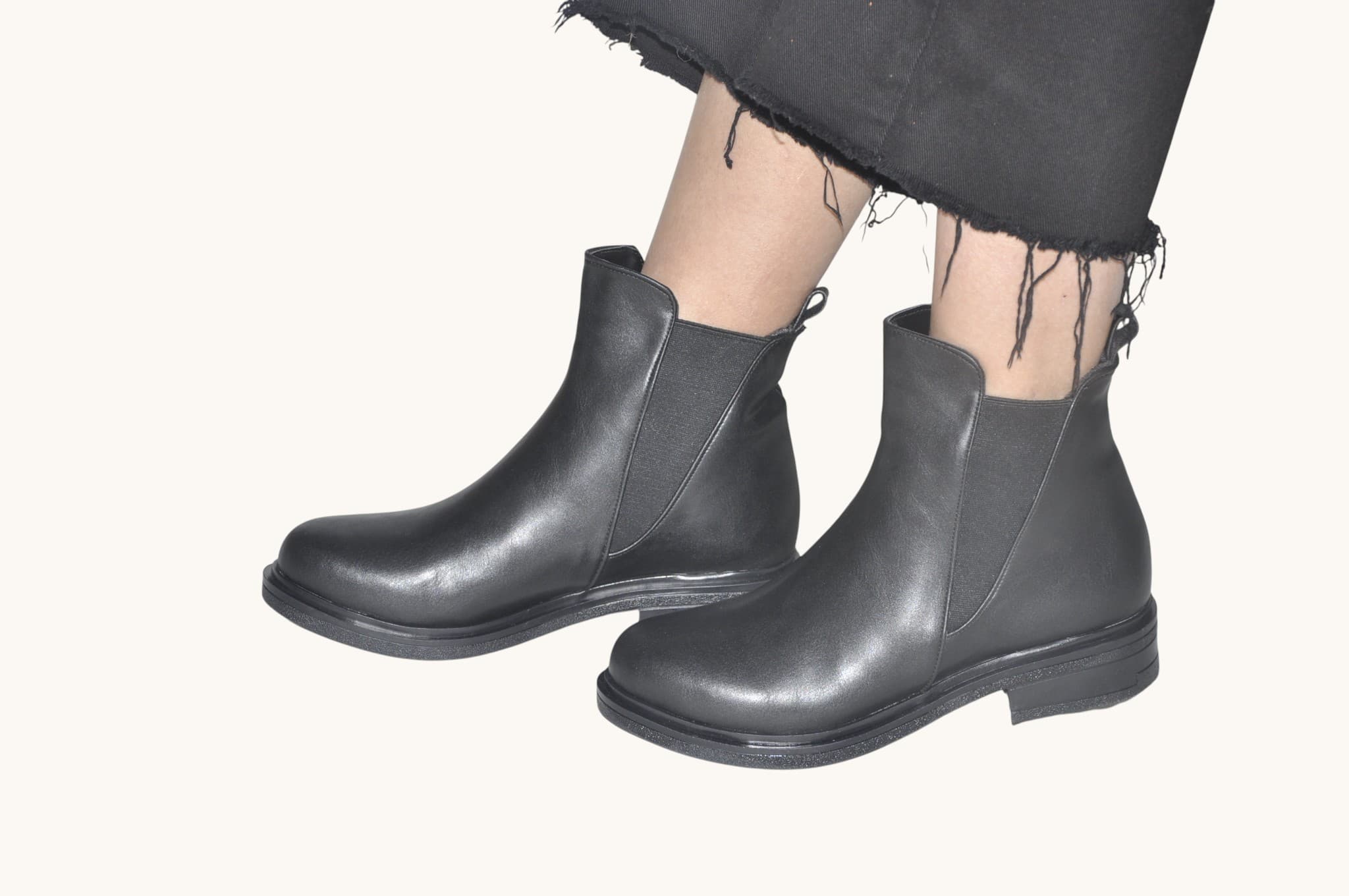 rahat-kalibi-ve-sade-tasarimiyla-one-cikan-siyah-renk-lastik-detayli-bilek-bot-gunluk-ve-zamansiz-stil-0018