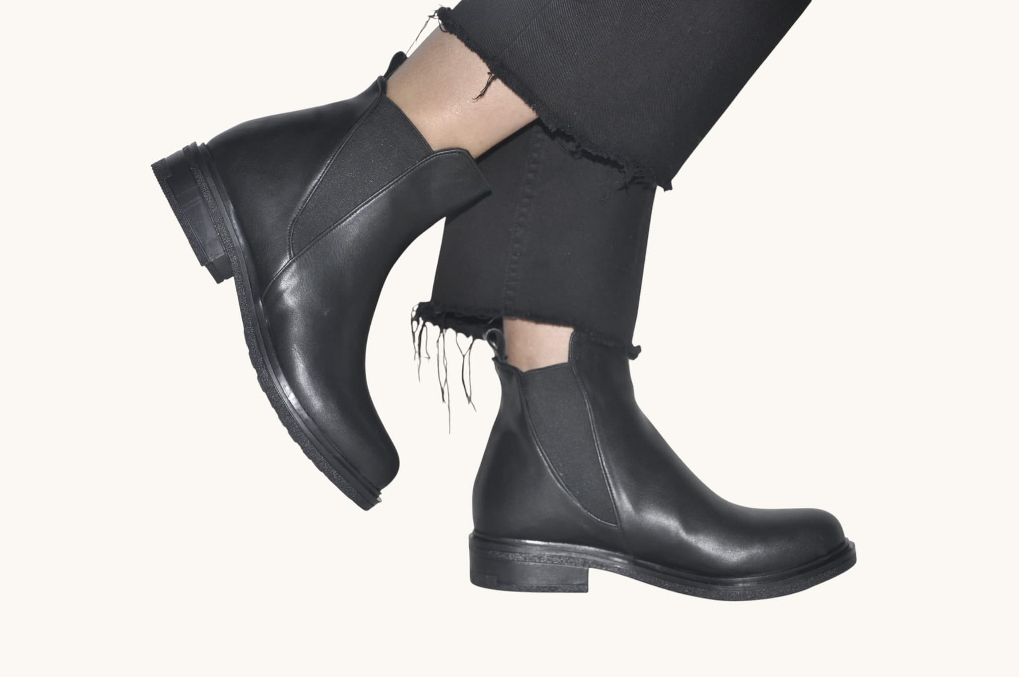 rahat-kalibi-ve-sade-tasarimiyla-one-cikan-siyah-renk-lastik-detayli-bilek-bot-gunluk-ve-zamansiz-stil-0018